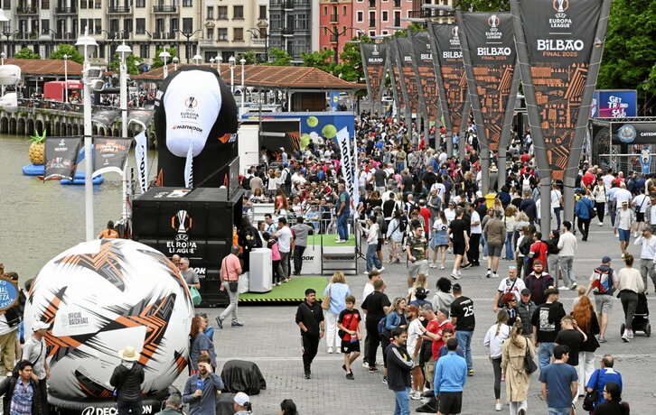 Terrazas llenas de aficionados, que también visitaron distintas partes de Bilbo, donde se colocaron pancartas por el derecho a decidir de los vascos
