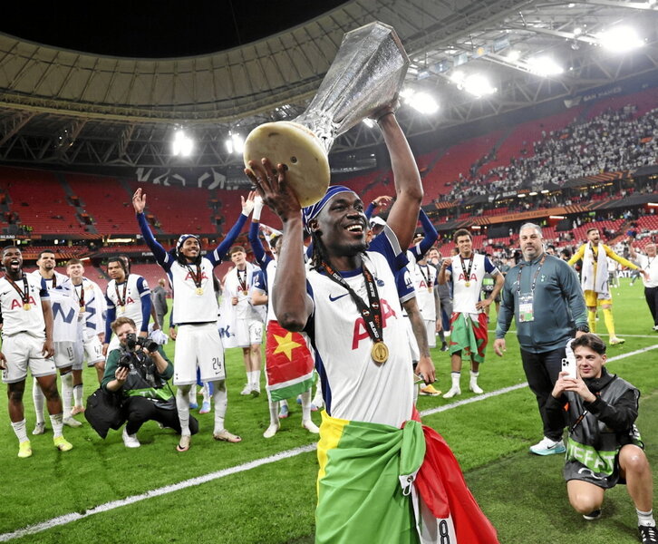 Los jugadores del Tottenham celebran el título en el césped de San Mamés.