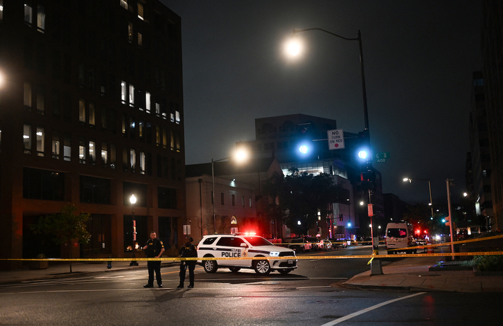 Agentes del FBI en la zona en la que ha tenido lugar el tiroteo.