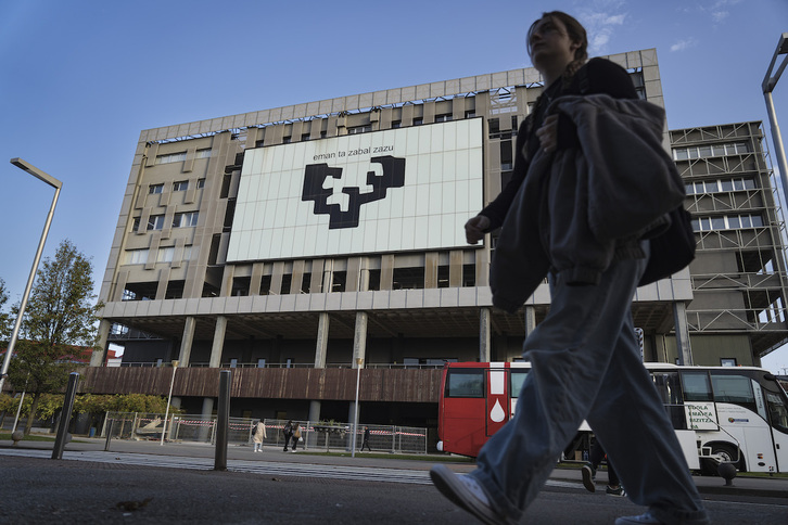 EHUko errektoretza taldeak agintean ehun egun betetakoan eskainitako prentsaurrekoaren artxiboko irudia.