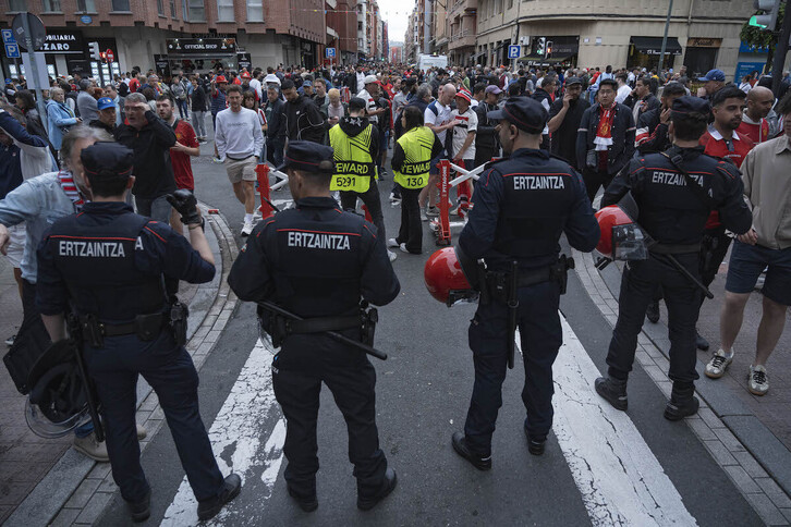 Dispositivo de la Ertzaintza controlando las calles de Bilbo durante la jornada del pasado miércoles.