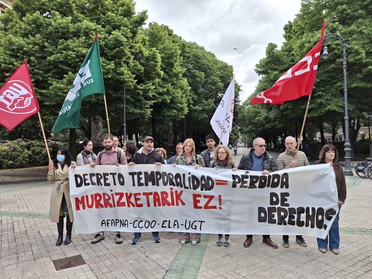 Cuatro sindicatos han protestado ante el Parlamento por este decreto.