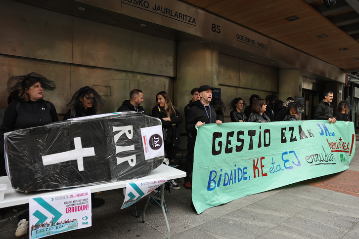 «Heriotza» irudikatu dute Jesus Maria Ikastetxeko langileek.