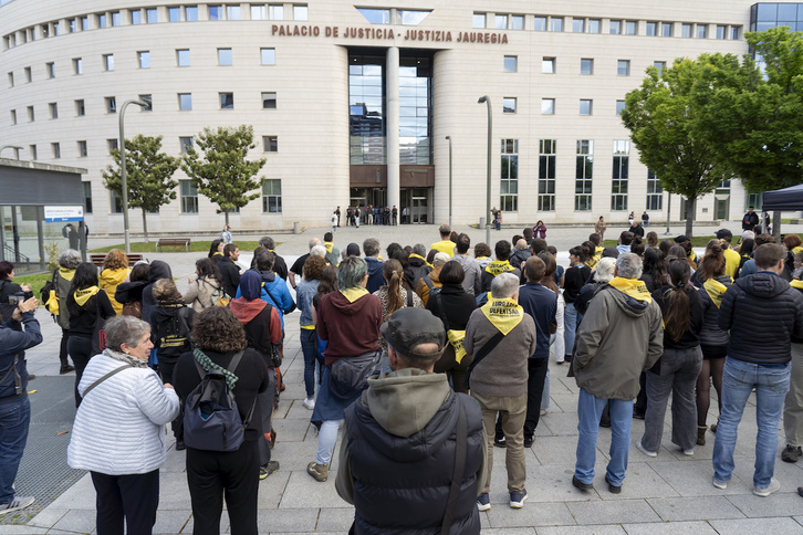 Concentración de apoyo a los enjuciados de Aroztegia ante la Audiencia de Iruñea, este jueves.