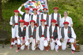 Mallabiko ezpata-dantzari taldea, irudian.