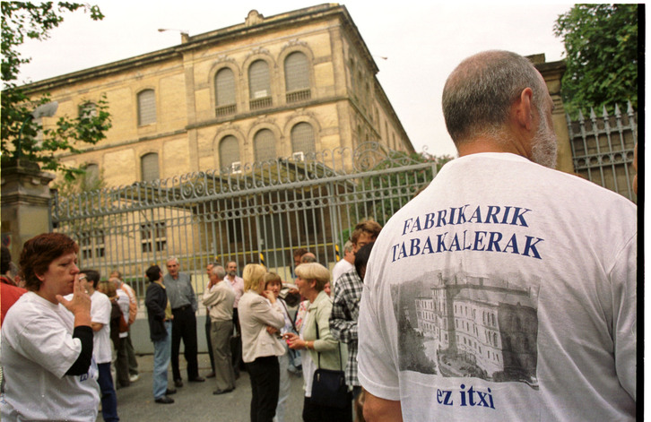 Algunas de las mujeres trabajadoras, resistiéndose al cierre de la vieja fábrica a principios de este siglo.