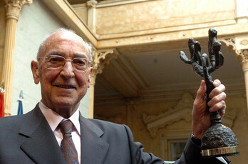 Jesus Atxa Manuel Lekuona sariarekin.