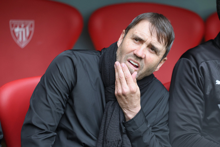 Coudet, en el banquillo de San Mamés.