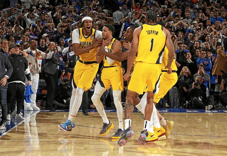 Tyrese Haliburton, partida luzapenera igarotzea taldekideekin ospatzen.