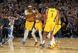 Tyrese Haliburton, partida luzapenera igarotzea taldekideekin ospatzen.