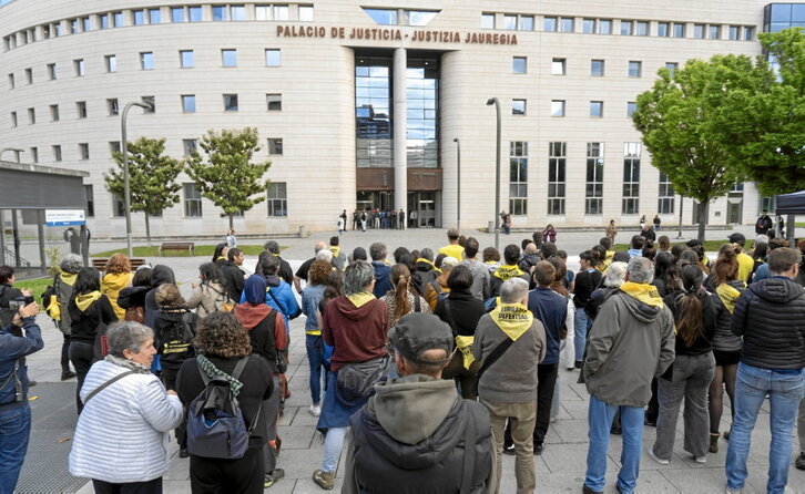 Concentración ante la Audiencia, ayer en Iruñea.