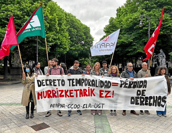 Cuatro sindicatos protestaron ante el Parlamento navarro por este decreto.