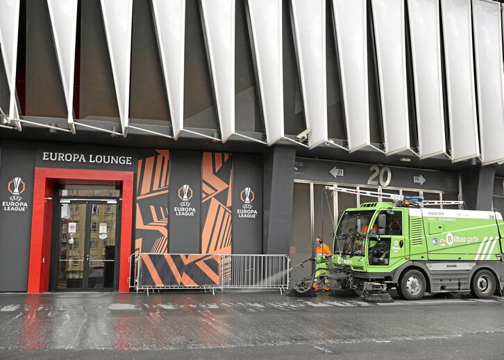 Operarios municipales limpian los accesos a San Mamés. A la derecha, manifestación de   protesta en el Arenal.