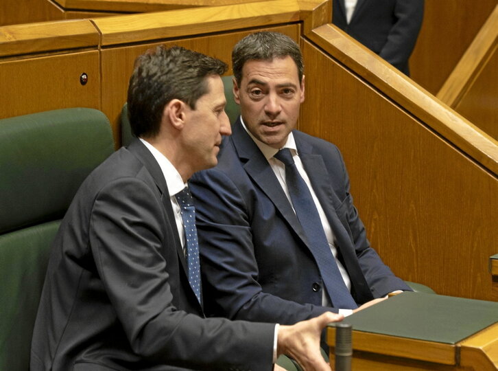 El consejero Noël d'Anjou y el lehendakari lmanol Pradales conversan en el pleno.
