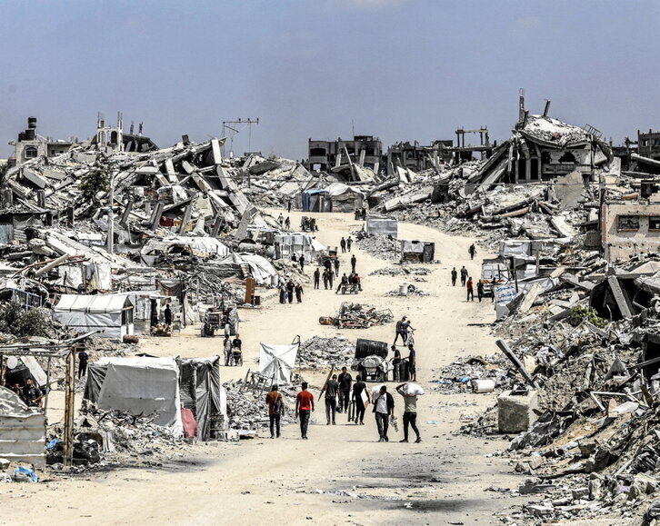 Palestinos, en la devastada Yabalia.