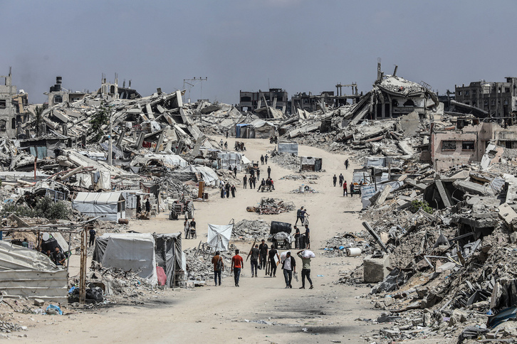 Palestinos, en la devastada Yabalia.