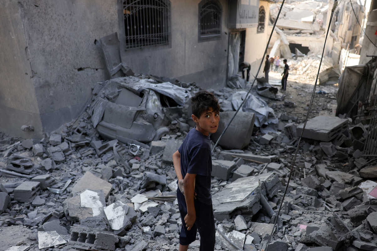 Un niño palestino, entre las ruinas de una casa destruida en Yabalia. (Bashar TALEB/AFP)