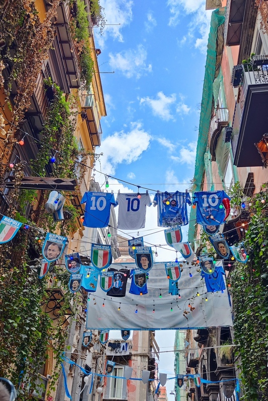 La figura de Maradona así como símbolos del club de fútbol son parte de la decoración callejera de Nápoles.