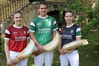 Camiseta con la que debutará oficialmente Euskal Selekzioa en el mundo de la pelota.