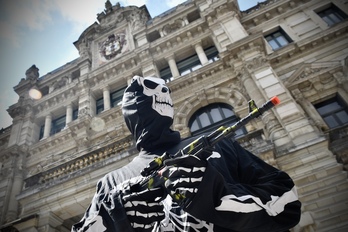 Performance de Kakitzat y Argitan para denunciar la implicación de las instituciones vascas en la guerra.