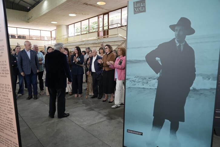 10 panelez osatutako erakusketa ibiltariaren aurkezpena, Laukizen.