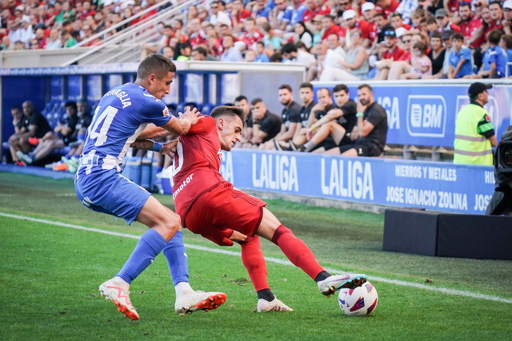 Aimar protege un balón ante la presencia de Tenaglia en un derbi anterior en Mendizorrotza.