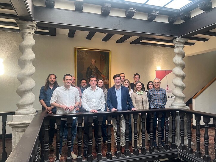 El consejero Irujo, junto a los participantes en el encuentro.