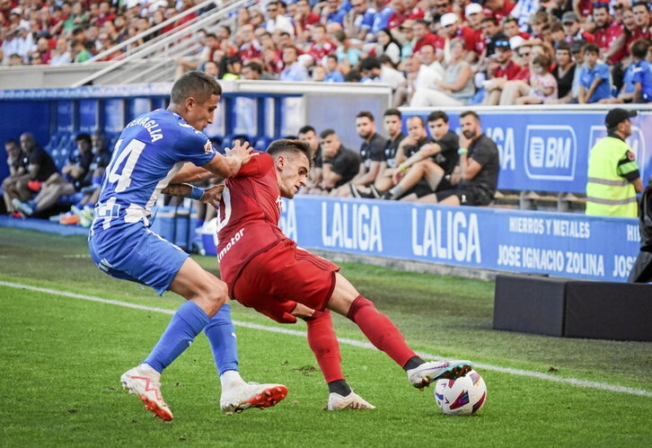 Aimar trata de controlar un balón ante la presencia de Tenaglia.
