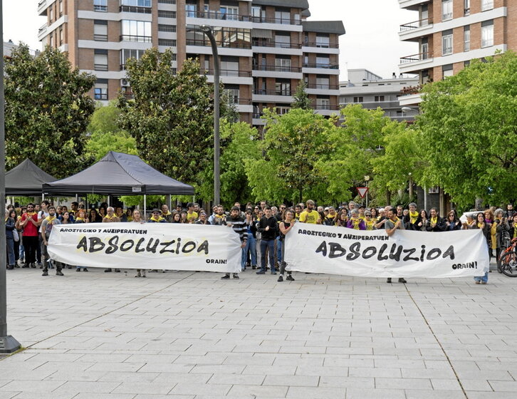 Concentración reclamando la absolución de los siete de Aroztegia, el jueves en Iruñea.