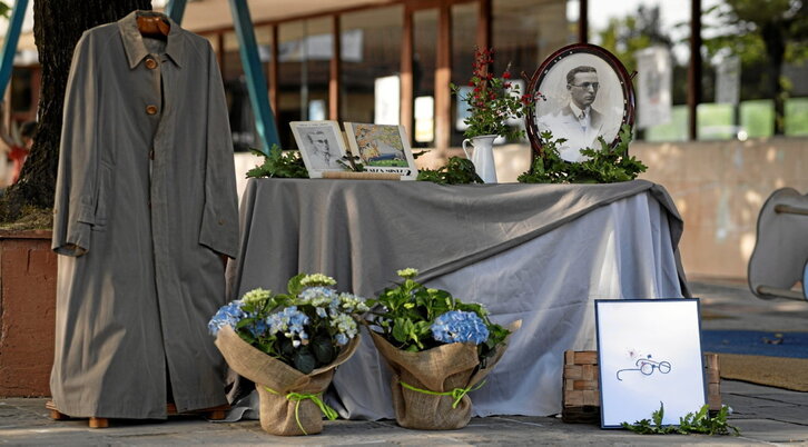 Goian, Laukizko EH Bilduk arratsaldean egin zion omenaldia, Urkiagaren senitartekoen presentziaz. Lerro hauen ondoan, goizean Bizkaiko Diputazioak egindako omenaldia, erakusketa ibiltariaren aurkezpenean, hemen ere beste senitarteko batzuen partaidetzaz.