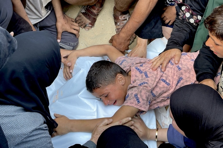 Un niño llora sobre el cuerpo de un familiar, víctima en un ataque Jan Yunis.