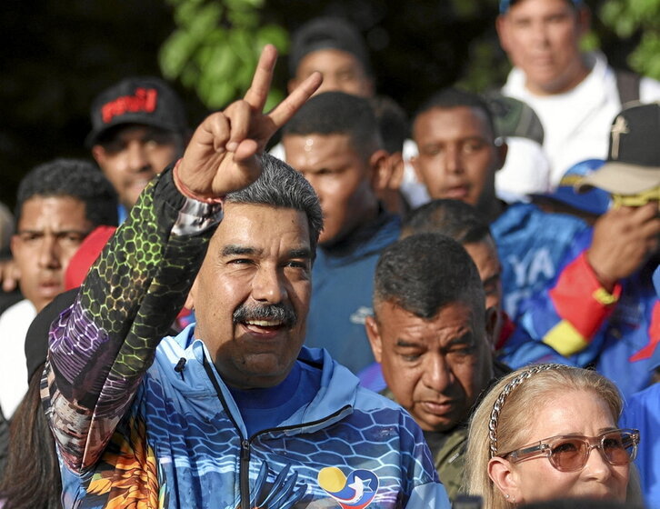 Nicolás Maduro hace el signo de la victoria en el acto de fin de campaña del PSUV.