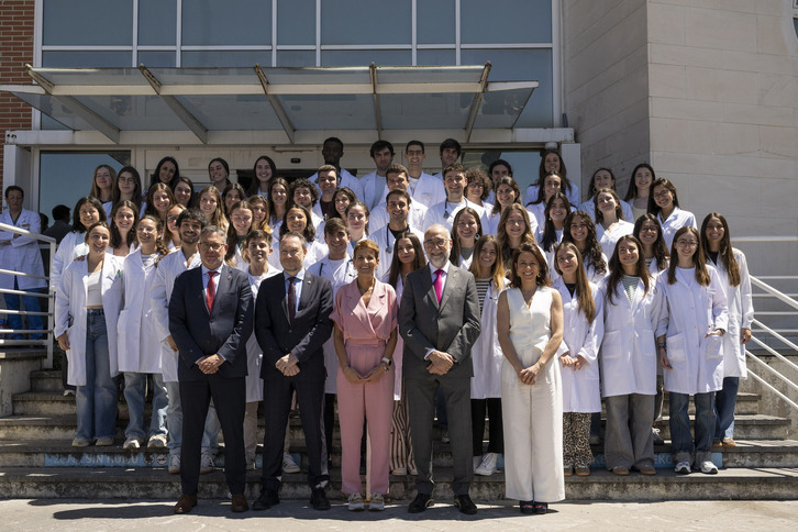 Foto de familia con la primera promoción de Medicina de la UPNA. 