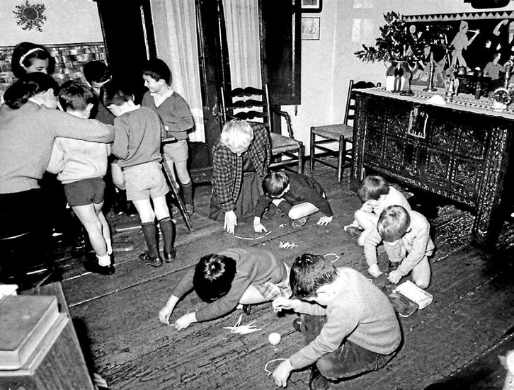 Elbiria Zipitria, ikasle talde batekin, bere etxeko egongelan.