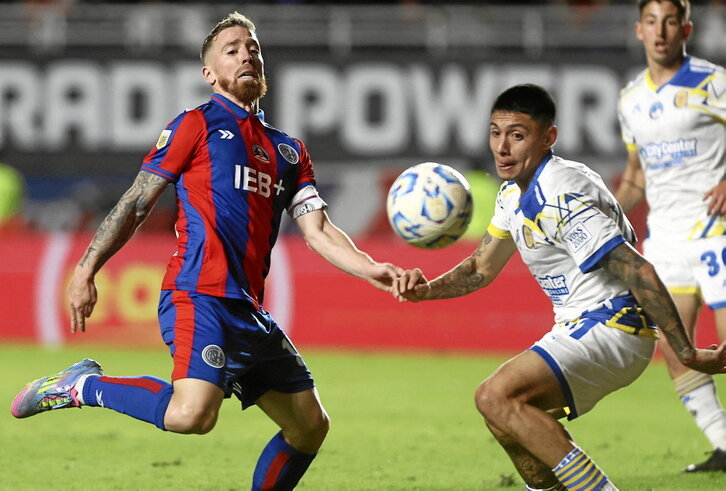 En la foto de la izquierda, Muniain en un partido del pasado mes. Al lado, Ander Herrera -a la izquierda- felicita a su compañero Kevin Zenon tras marcar un gol.