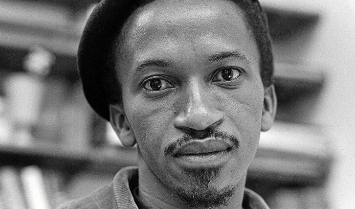 En la página anterior, un autorretrato de Ernest Cole. Sobre estas líneas, una de las fotografías del autor sudafricano.