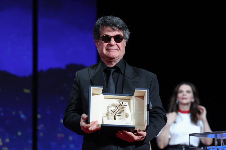 Jafar Panahi, con la Palma de Oro entre sus manos.