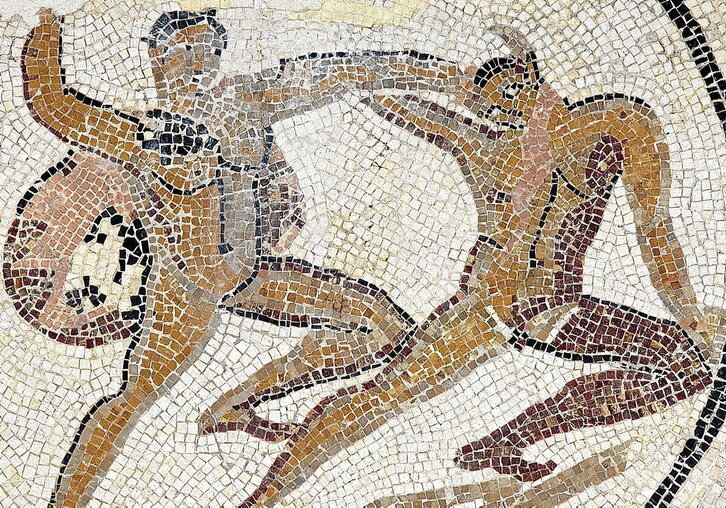 Imagen de las termas romanas localizadas durante la obras del aparcamiento de la plaza del Castillo. En la página anterior, mosaico hallado en Iruñea que recrea la lucha entre Teseo y el Minotauro.