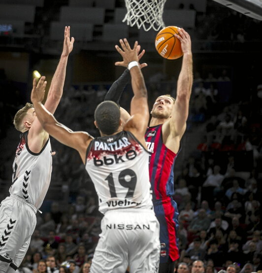 Sedekerskis se alza sobre Bilbao Basket.