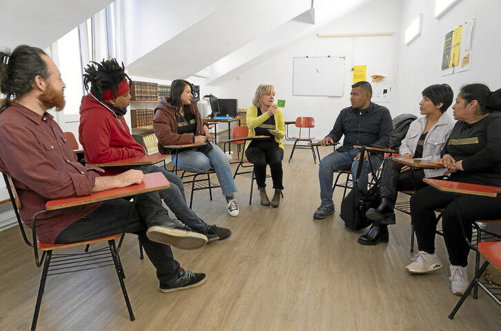 Los alumnos siguen con atención las explicaciones de Edurne, la profesora.