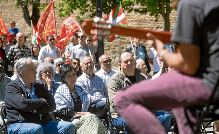 Asistentes al acto de EH Bildu ayer en Iruñea.