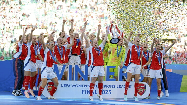 Las futbolistas del Arsenal festejan el triunfo en el césped del Jose Alvalade.