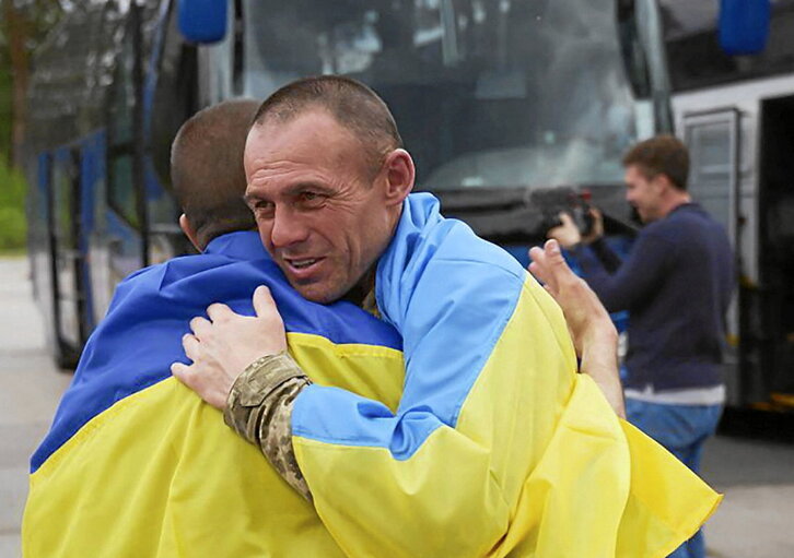Dos presos se abrazan tras ser un intercambio en un lugar desconocido.