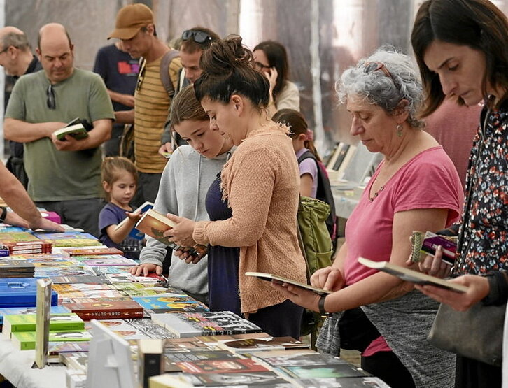 Literaturazale ugari elkartu zen Zarautzen.