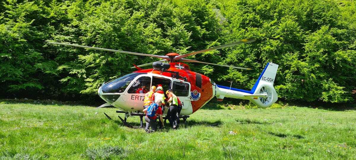 Evacuación en helicóptero de un participante en la Zegama-Aizkorri. (ERTZAINTZA)