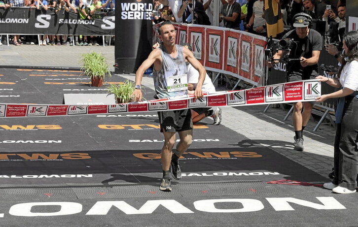 Elhousine Elazzaoui entra victorioso en la meta de Zegama.