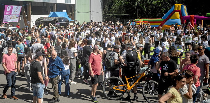 Ondoko orrialdean, jendetza ikastolaren inguruko gunean. Lerro hauen gainean, zenbait jarduerak utzitako irudiak.