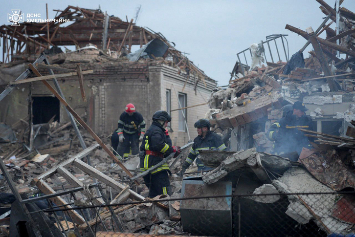 Los servicios de emergencia ucranianos trabajan en los escombros de edificios destruidos en la ciudad de Jmelnitski.