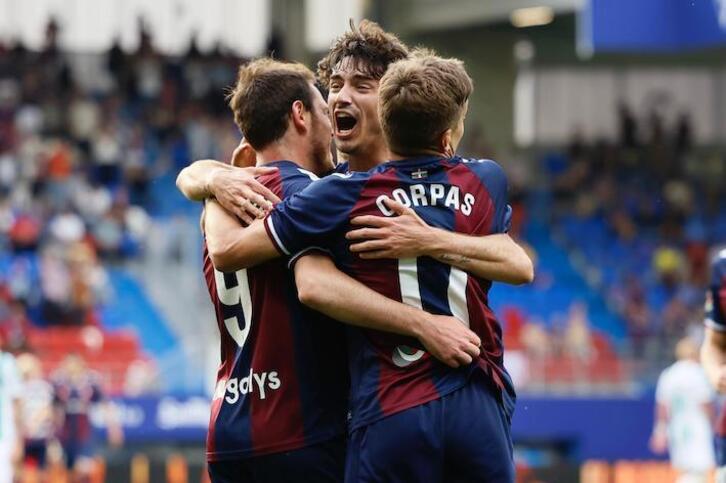 Guruzeta se abraza a Bautist y Corpas.