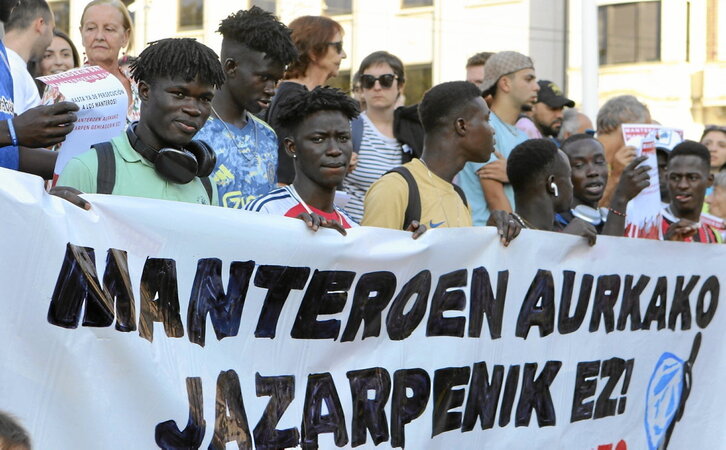 Manteros en una movilización para denunciar la persecución policial que sufren.